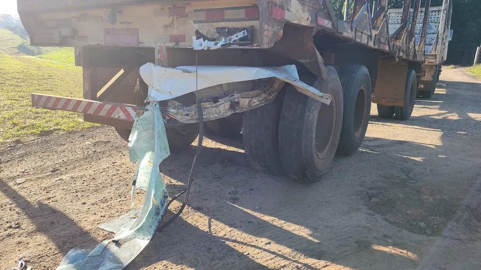 Parte do veículo ficou presa no caminhão após a batida em Piratininga — Foto: Cesar Evaristo / TV TEM