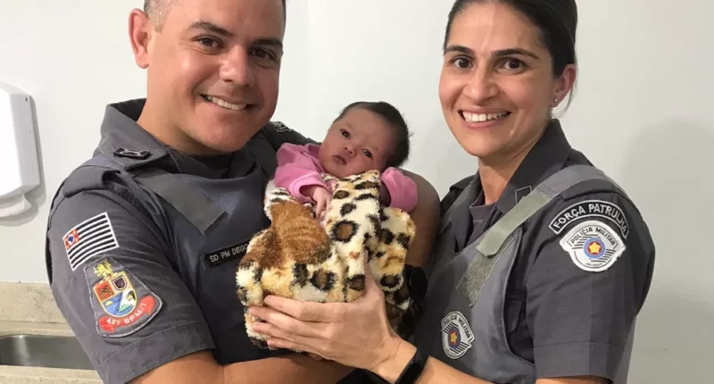 Policiais militares salvaram bebê recém-nascida em Marabá Paulista (SP) — Foto: Polícia Militar