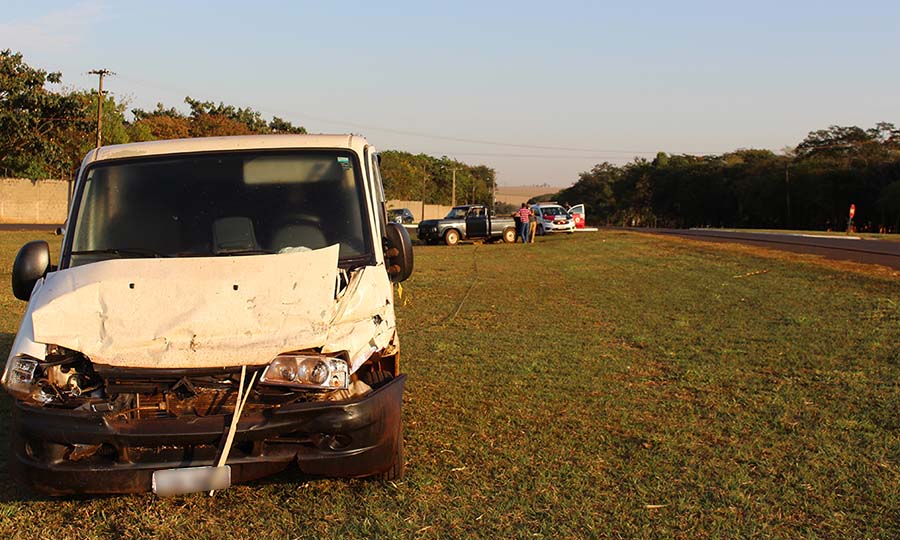 Colisão entre caminhonete e van deixa nove feridos em Cândido Mota (Foto: Reprodução / O Diário do Vale)