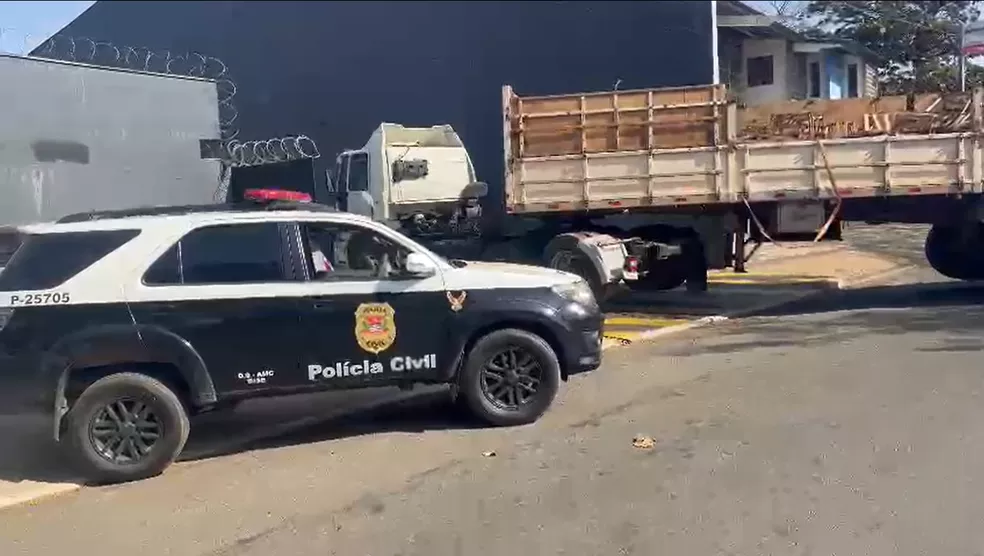 Caminhão carregado com maconha foi apreendido pela Dise de Americana — Foto: Polícia Civil