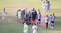 Sinalizadores foram arremessados em direção aos árbitros (Foto: Ivanzinho Melo/Reprodução JSOL)
