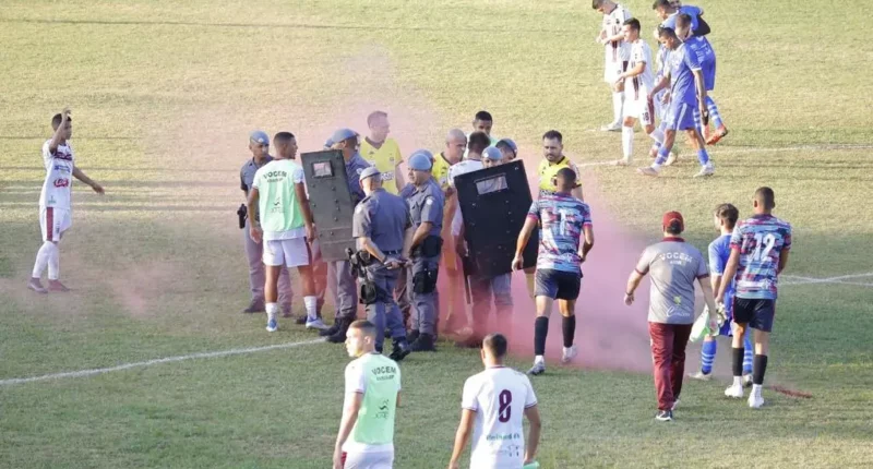 Sinalizadores foram arremessados em direção aos árbitros (Foto: Ivanzinho Melo/Reprodução JSOL)