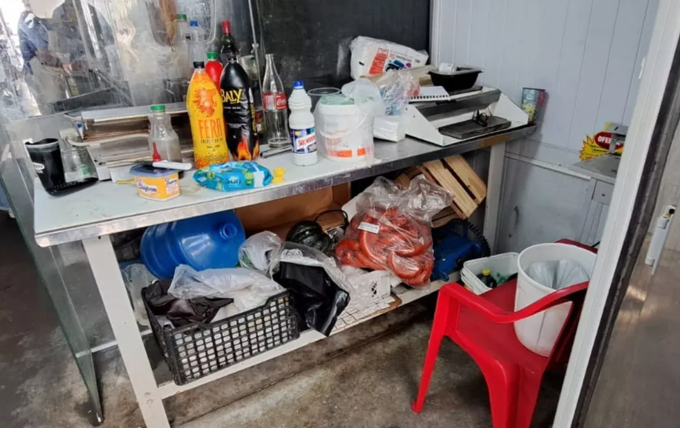 Vigilância Sanitária apreende e descarta grande quantidade de carne irregular em minimercado de Marília — Foto: Prefeitura de Marília /Divulgação