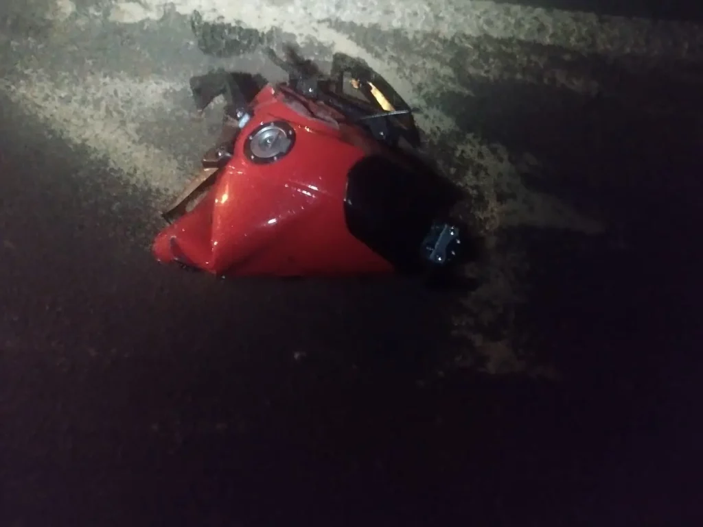 Motocicleta ficou destruída após o acidente (Foto: Reprodução/Jornal da Segunda)