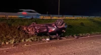 Veículo capotou após sair da pista no acesso a uma pista lateral de um viaduto em Guaíba — Foto: RBS TV/Reprodução