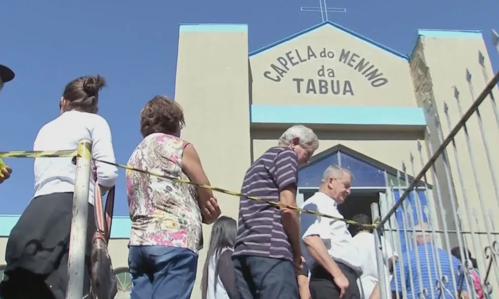 Uma capela foi construída para o Menino da Tábua em Maracaí — Foto: TV TEM / Reprodução