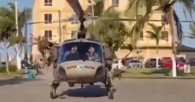 Homem levantou de banco em direção a helicóptero — Foto: Redes sociais/ Reprodução