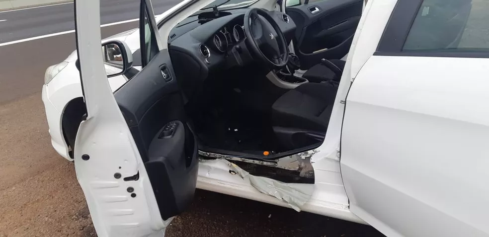 Polícia Rodoviária de Ourinhos (SP) abordou dois carros e encontrou armas e munições escondidos em lataria — Foto: Polícia Rodoviária /Divulgação