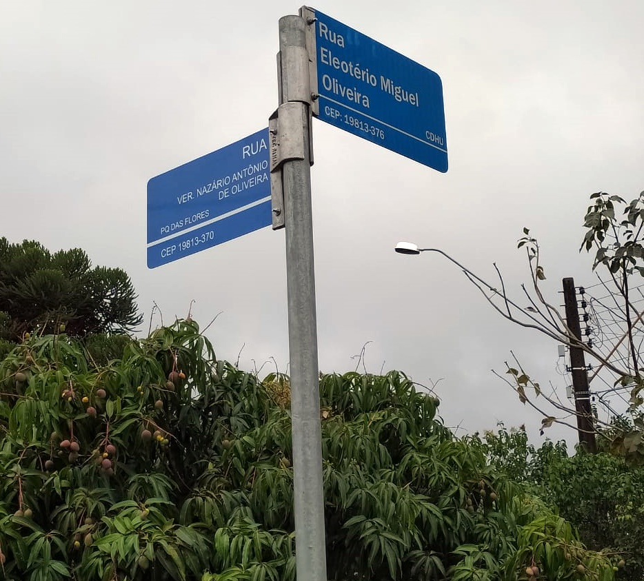 Prefeitura retoma a instalação de placas de identificação das vias públicas após período de pandemia (Foto: Departamento de Comunicação)