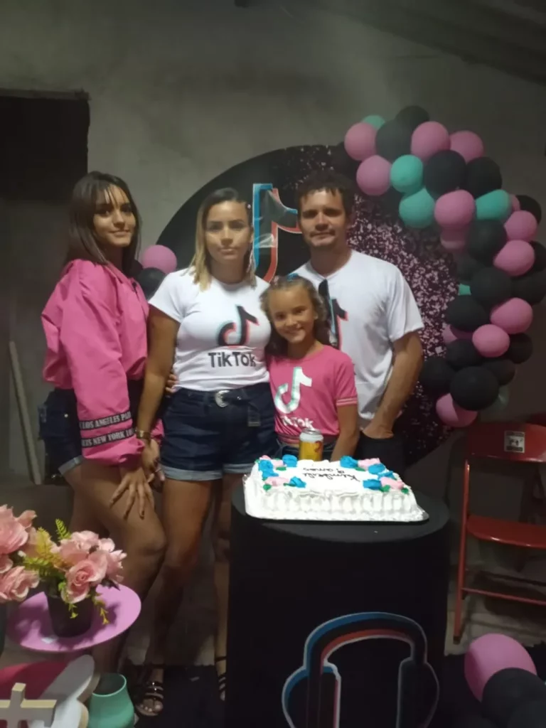 Eliane Silva ao lado das duas filhas e do marido, em Paraguaçu Paulista (SP) — Foto: Eliane Silva/Arquivo pessoal