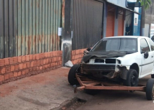 De acordo com as informações da Polícia Civil, na oficina não havia peças novas de veículos, e sim, várias carcaças parcialmente desmontadas (Foto: Polícia Civil)