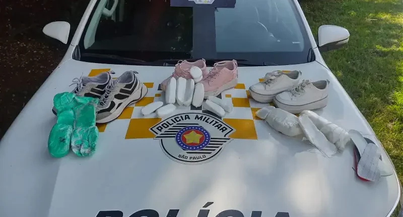 Droga estava nos tênis de três bolivianos (Foto: Divulgação / Polícia Militar Rodoviária)