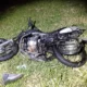 Motorista e passageiro de motocicleta ficaram gravemente feridos após colisão traseira, em Osvaldo Cruz (SP) — Foto: Polícia Rodoviária