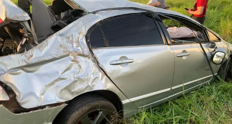 Causa do capotamento que deixou carro destruído em Bastos será investigada — Foto: João Trentini/Divulgação