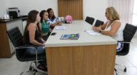 Viviane Del Massa em reunião com mães de filhos autistas que reivindicam melhor assistência da Saúde (Foto: Divulgação / Câmara Municipal de Assis)