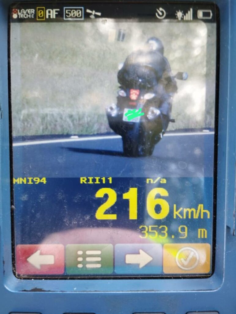 Moto é flagrada a mais de 200 km/h em rodovia de Santa Cruz do Rio Pardo (Foto: Polícia Militar Rodoviária / Divulgação)