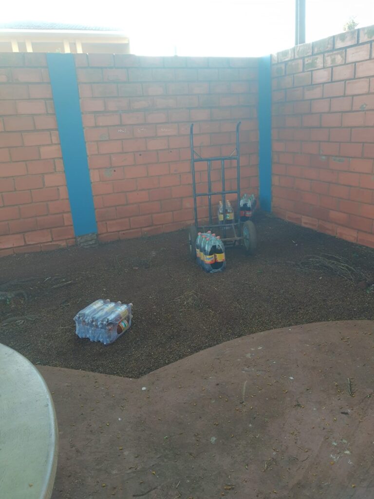 Ladrões arrombam janelas na escola em Palmital e abandonam produtos furtados da cantina (Foto: Jornal da Comarca)