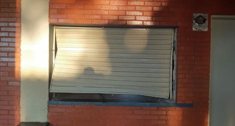 Ladrões arrombam janelas na escola em Palmital e abandonam produtos furtados da cantina (Foto: Jornal da Comarca)