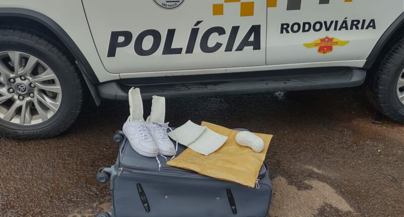 Boliviano é preso ao esconder drogas no tênis e em fundo falso de mala (Foto: Divulgação / Polícia Militar Rodoviária)