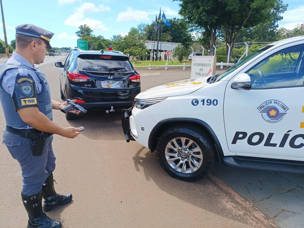 Polícia Rodoviária prende homem por porte ilegal de arma de fogo em Florínea (Foto: Polícia Militar Rodoviária / Divulgação)