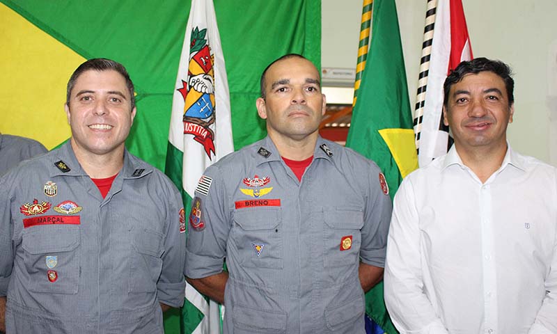 1º sargento Breno entre o comandante do 4º subgrupamento de Assis, capitão Ricardo José Marçal, o prefeito de Cândido Mota, Eraldo Pereira