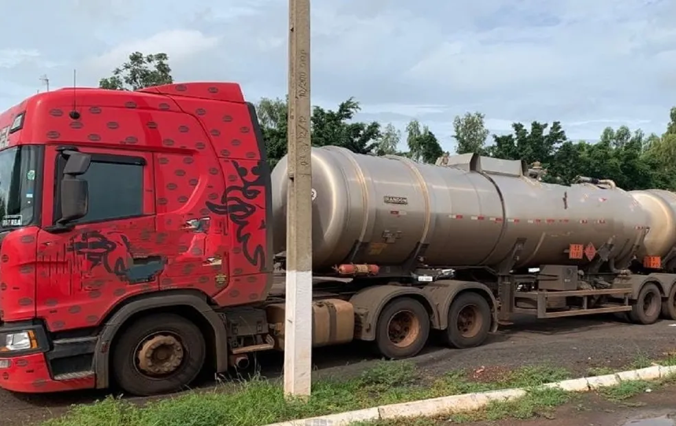Homem subtraia cerca de 250 litros de combustíveis do caminhão da empresa — Foto: Polícia Civil/Divulgação