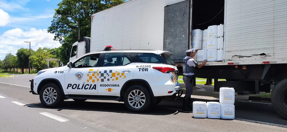 Homem é preso com 10 mil litros de defensivos agrícolas do Paraguai, em Presidente Prudente (SP) — Foto: Polícia Rodoviária