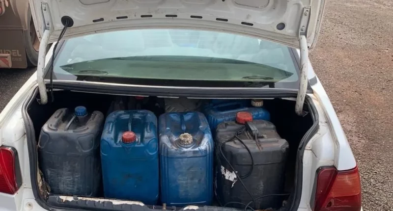 Homem armazenava combustível furtado em galões no próprio carro, em Maracaí (SP) — Foto: Polícia Civil/Divulgação