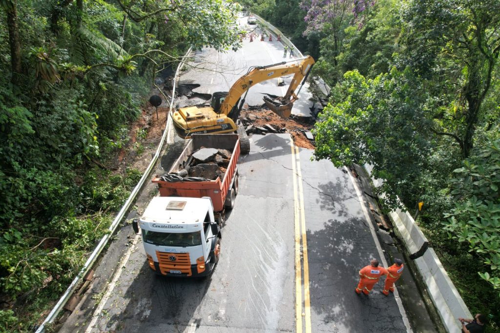 O Departamento de Estradas de Rodagem (DER) iniciou os serviços de recuperação da Rodovia Mogi-Bertioga (Foto: Governo do Estado de SP/Divulgação)