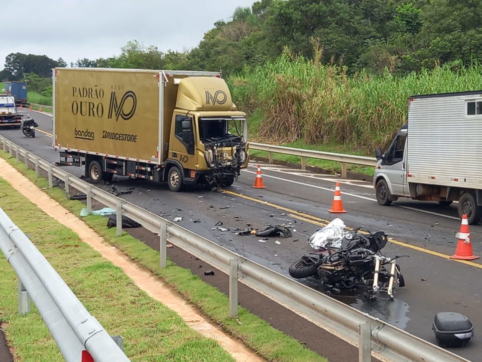 Motociclista não resistiu aos ferimentos e morreu no local do acidente (Foto: Marília Notícia)