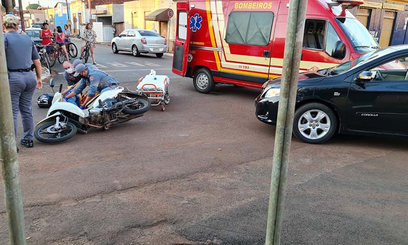 Acidente no centro de Cândido Mota deixa motociclista ferido (Foto: Tiaguinho Neves | Divulgação)