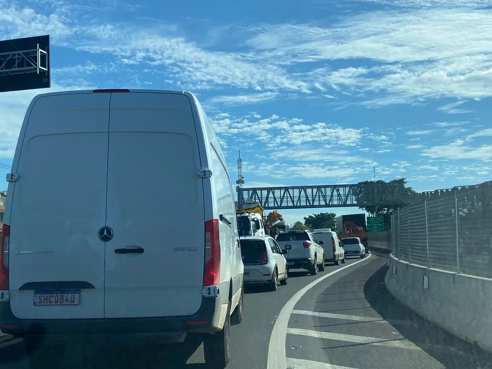 Trânsito formado após carreta ficar atravessada na Rodovia do Contorno em Marília (SP) — Foto: Fábio Modesto/TV TEM