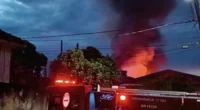Bombeiros em enfrentamento a incêndio em casa de madeira de Marília (SP) — Foto: Arquivo pessoal