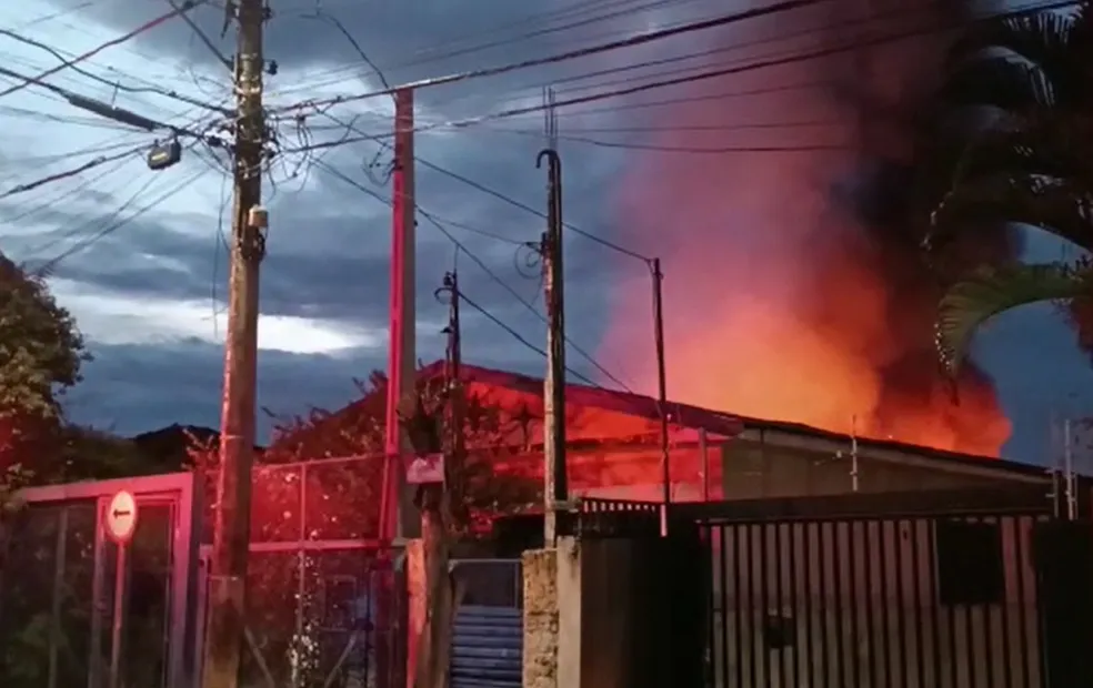 Casa de madeira em Marília (SP) ficou destruída após incêndio durante a madrugada — Foto: Arquivo pessoal