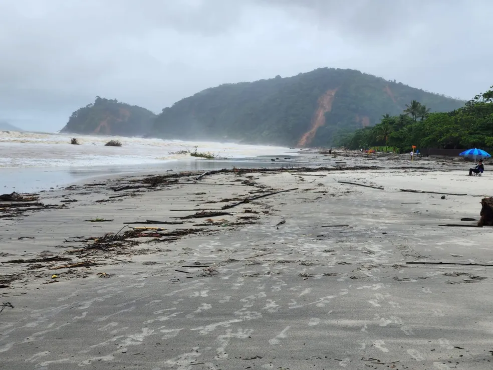 Vista da praia com morro que sofreu deslizamento de terra em São Sebastião (SP) — Foto: Arquivo pessoal