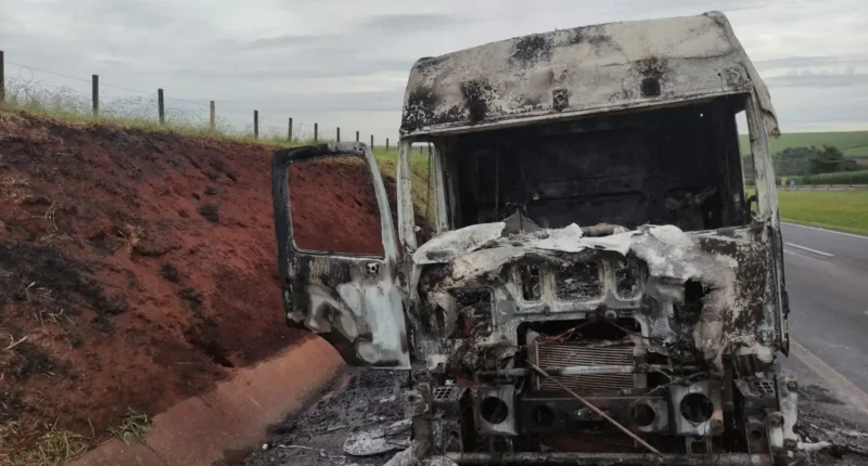 Caminhão foi destruído pelas chamas (Foto: Reprodução/Jornal da Segunda)