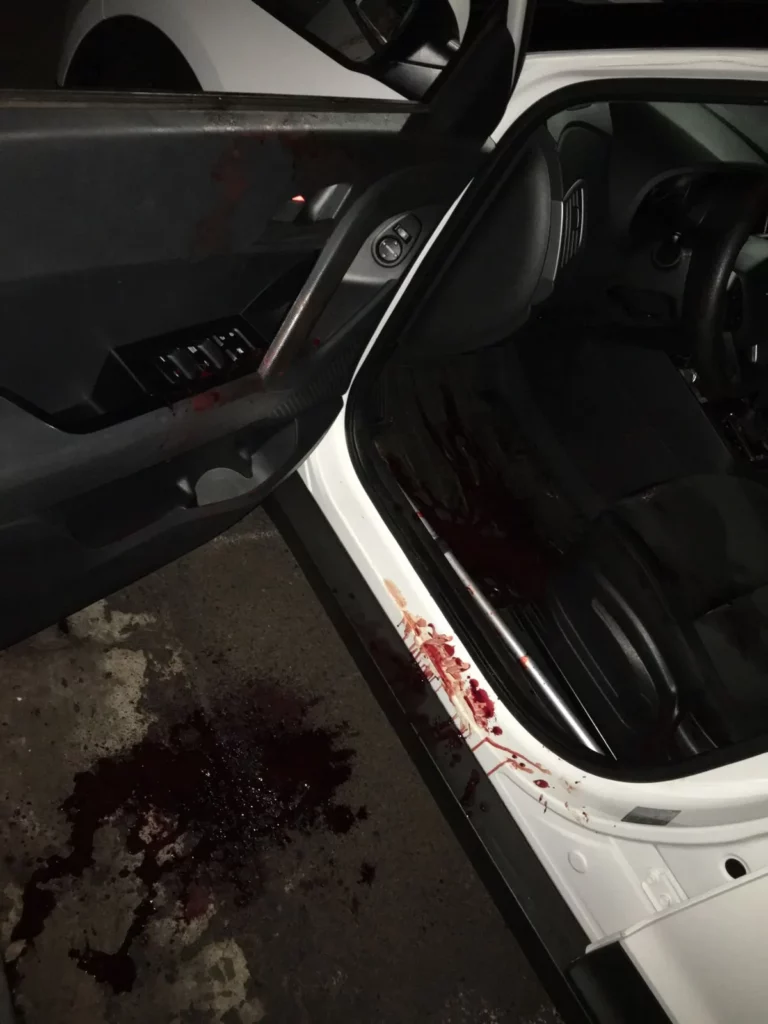 No carro da vítima ficaram várias manchas de sangue (Foto: Reprodução/JSOL)