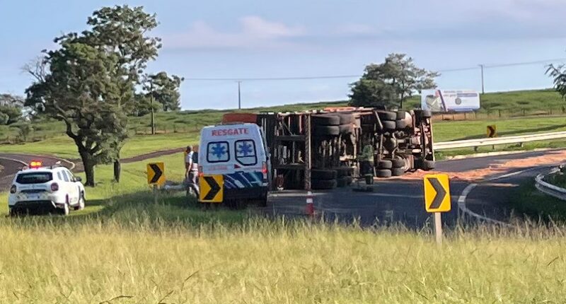 Caminhão tomba ao fazer retorno em rodovia de Assis (Foto: R15 Notícias)