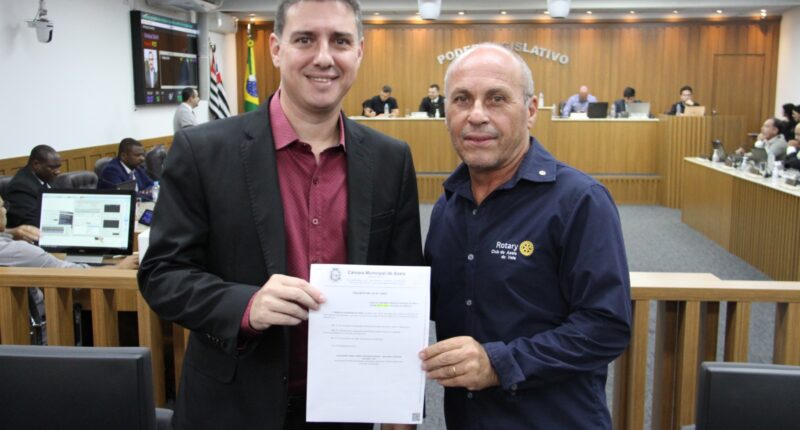 Alexandre Cachorrão ao lado do coordenador do 'Rotary Day', Lincoln de Oliveira Lima (Foto: Divulgação/Câmara Municipal de Assis)