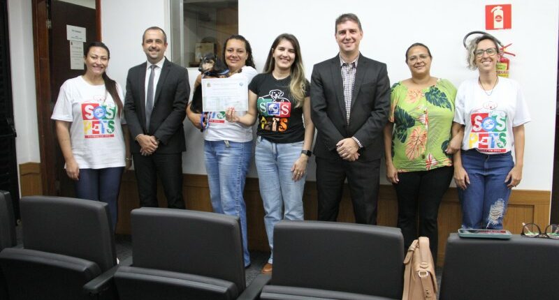 Vereadores Vinícius Simili e Alexandre Cachorrão homenageiam representantes da ONG SOS PETS (Foto: Divulgação/Câmara Municipal de Assis)