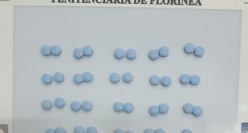 Os medicamentos estavam escondidos na barra da calça da mulher (Foto: SAP/Divulgação)