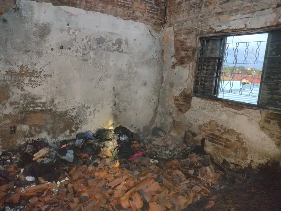 Residência fica em cima de minimercado em Santa Cruz do Rio Pardo (SP) — Foto: Corpo de Bombeiros/Divulgação
