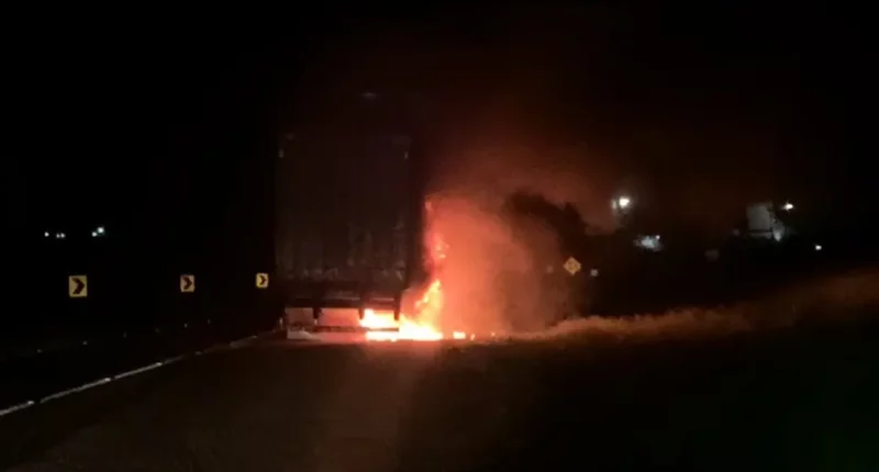 Carreta pegou fogo na rodovia Brigadeiro Eduardo Gomes, a SP-457, em Bastos (SP) — Foto: Claudemir Ferreira/Arquivo Pessoal)