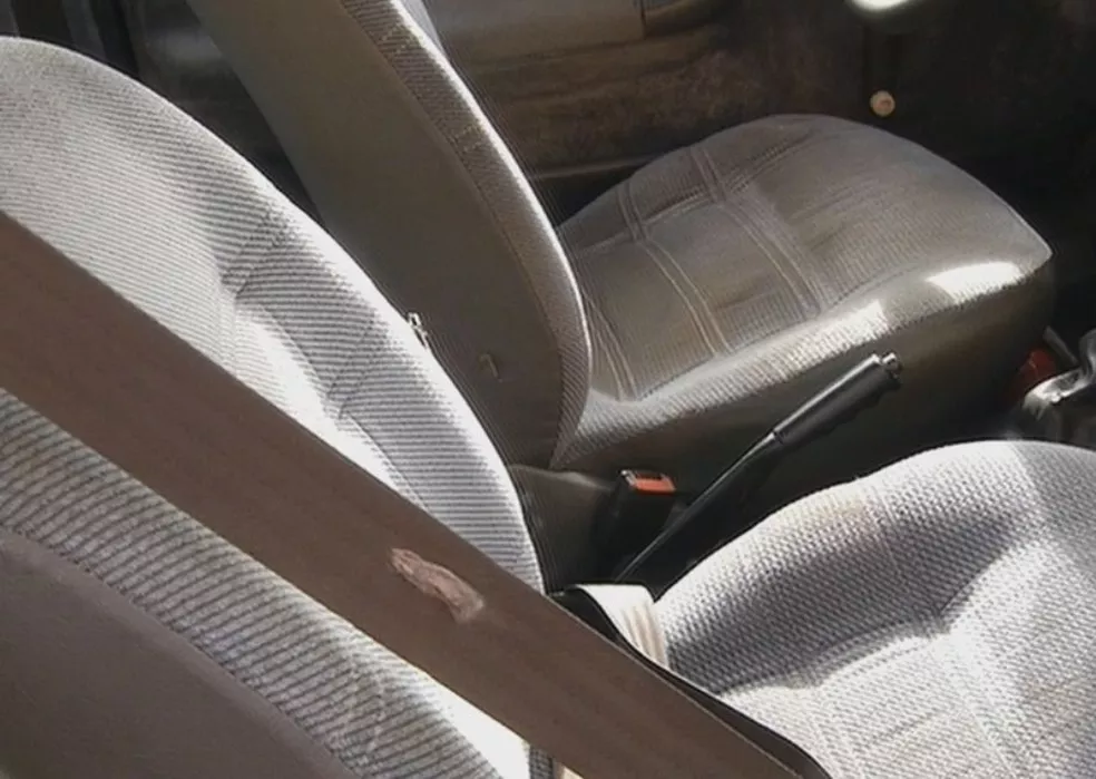 Marcas do tiros ficaram no cinto de segurança do carro — Foto: TV TEM/Arquivo