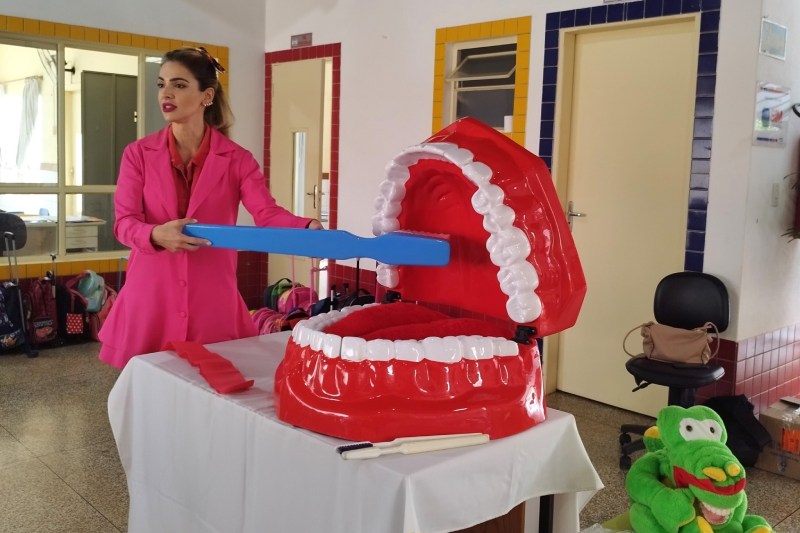 Dra. Mayara mostrou o passo a passo da escovação, tirou duvidas das crianças, e convidou a todos para uma visita de avaliação (Foto: Departamento de Comunicação/Prefeitura de Pedrinhas de Paulista)