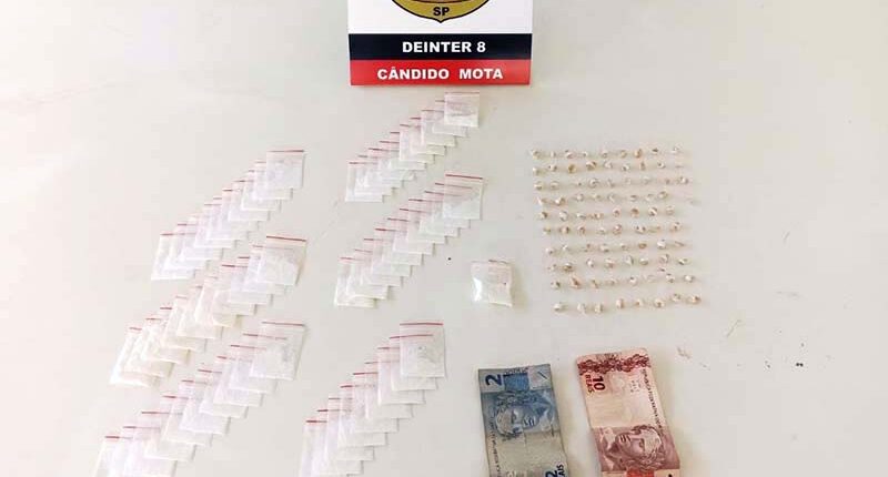 Com ele, foram localizados 60 papelotes de cocaína, 84 pedras de crack e R$12 em moeda corrente (Foto: Divulgação/Polícia Civil)