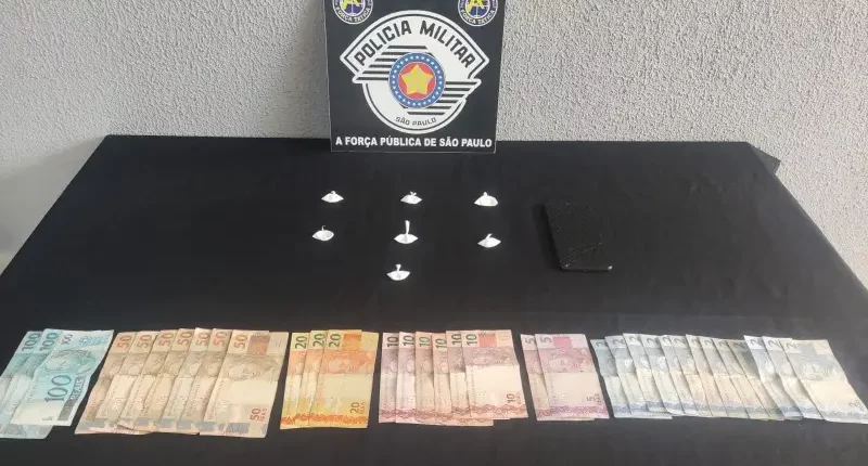 A polícia apreendeu um celular, R$ 806,00 reais em espécie, além das 7 porções de cocaína (Foto: Divulgação/Polícia Militar)