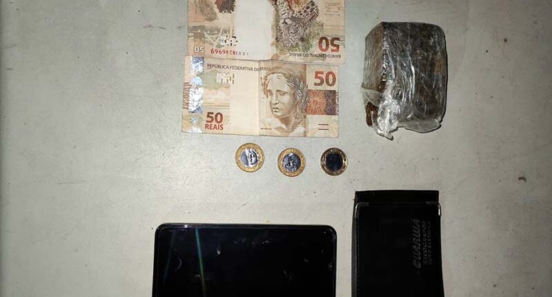 Foram apreendidos um aparelho celular Motorola, o dinheiro e o entorpecente, que totalizou 145,21 gramas (Foto: Divulgação/Políicia Militar)