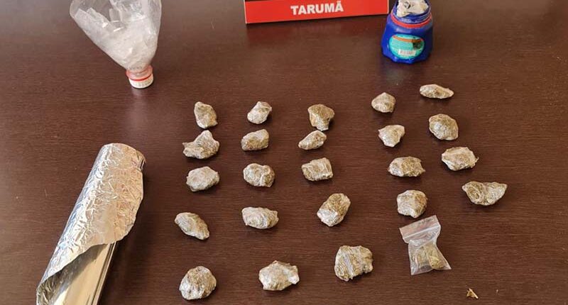 Em um dos endereços, os policiais localizaram 24 porções de maconha embaladas para o tráfico de drogas e aparatos para embalar os entorpecentes (Foto: Divulgação/Polícia Civil)