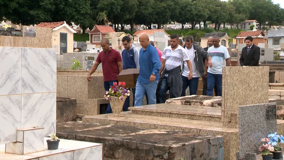 Irmãos foram velados e sepultados juntos, em Presidente Prudente (SP) — Foto: TV Fronteira/Reprodução
